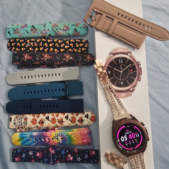 Samsung Accessories - Samsung Smartwatch with Rose Gold and Black Bands